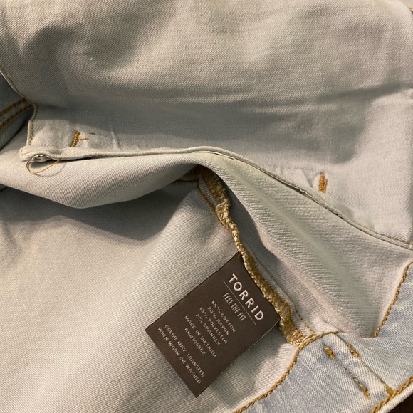 Torrid Women's Light Blue Washed Ombre Denim Jacket Size 2 Feel The Fit Stretch - Picture 10 of 12